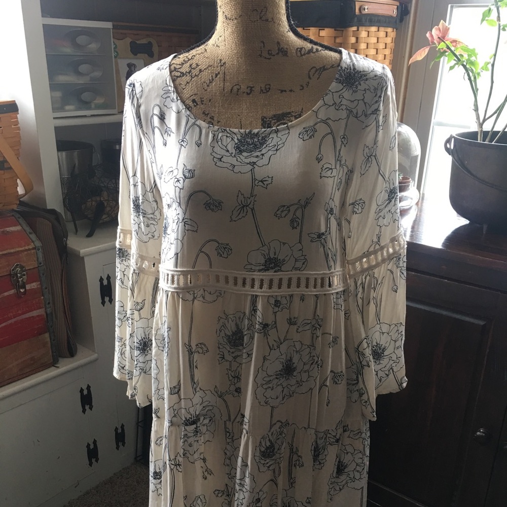Francesca’s Cream and Black Dress/Tunic